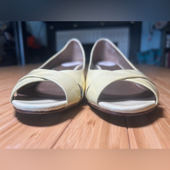 Cole Haan Kitten Heel Criss Cross Ivory Textured Patent leather size 9.5 - Picture 13 of 15